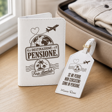 Custodia portapassaporto bianca con grafica “DESTINAZIONE: PENSIONE” e targhetta abbinata.