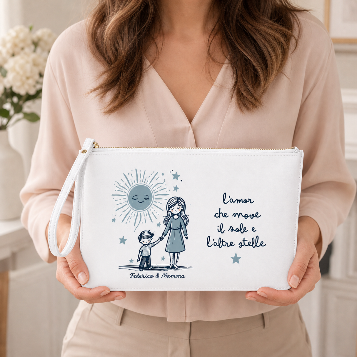 Pochette bianca con zip e laccetto, illustrazione mamma e figlio/a blu e testo l’amor
