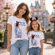 Set di 2 t-shirt bianche indossate, stampa a fumetto con “IO & TE AVVENTURE”