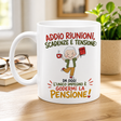 Tazza bianca con grafica “Addio riunioni, scadenze e tensioni” e manico