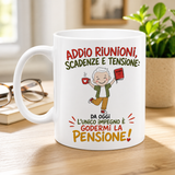 Tazza bianca con grafica “Addio riunioni, scadenze e tensioni” e manico