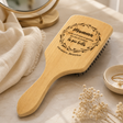 Spazzola per capelli in legno sagomata con scritta “Mamma” e setole nere