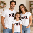 T-shirt bianche con stampa MR, MRS e MISS indossate da famiglia: uomo, donna, bambina
