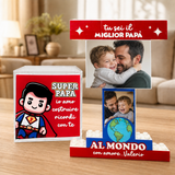 Trofeo di costruzioni rosso con cornice foto papà-figlio e scritta Super Papà