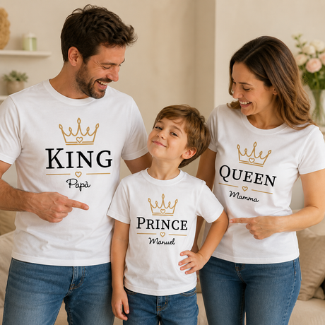 T-shirt bianche con scritte King, Queen e Prince con corone dorate, famiglia sorridente