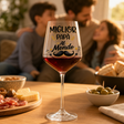 Calice da vino con scritta “Miglior Papà al Mondo”, baffi e vino rosso