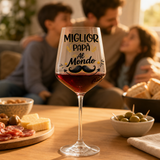 Calice da vino con scritta “Miglior Papà al Mondo”, baffi e vino rosso