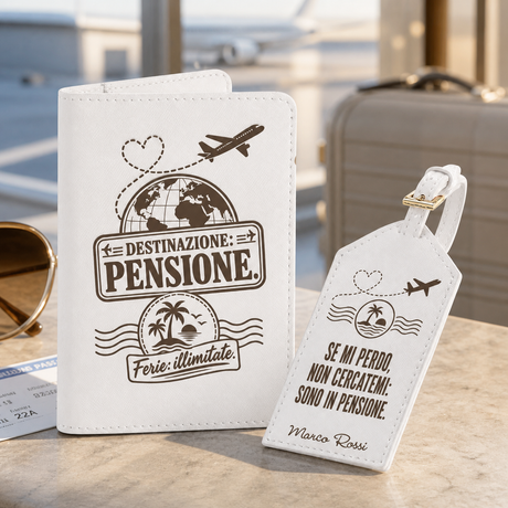 Custodia portapassaporto bianca e targhetta bagaglio con cuori e aereo “Pensione”.