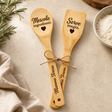 Set di utensili da cucina in bambù: 2 spatole legate con spago, scritte “Mescola” e “Serve”