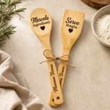 Set di utensili da cucina in bambù: 2 spatole legate con spago, scritte “Mescola” e “Serve”