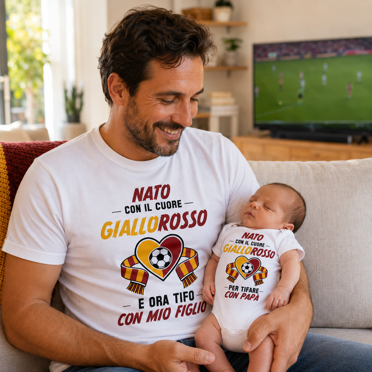 Padre e neonato con t-shirt e body bianchi con stampa calcio Giallorosso