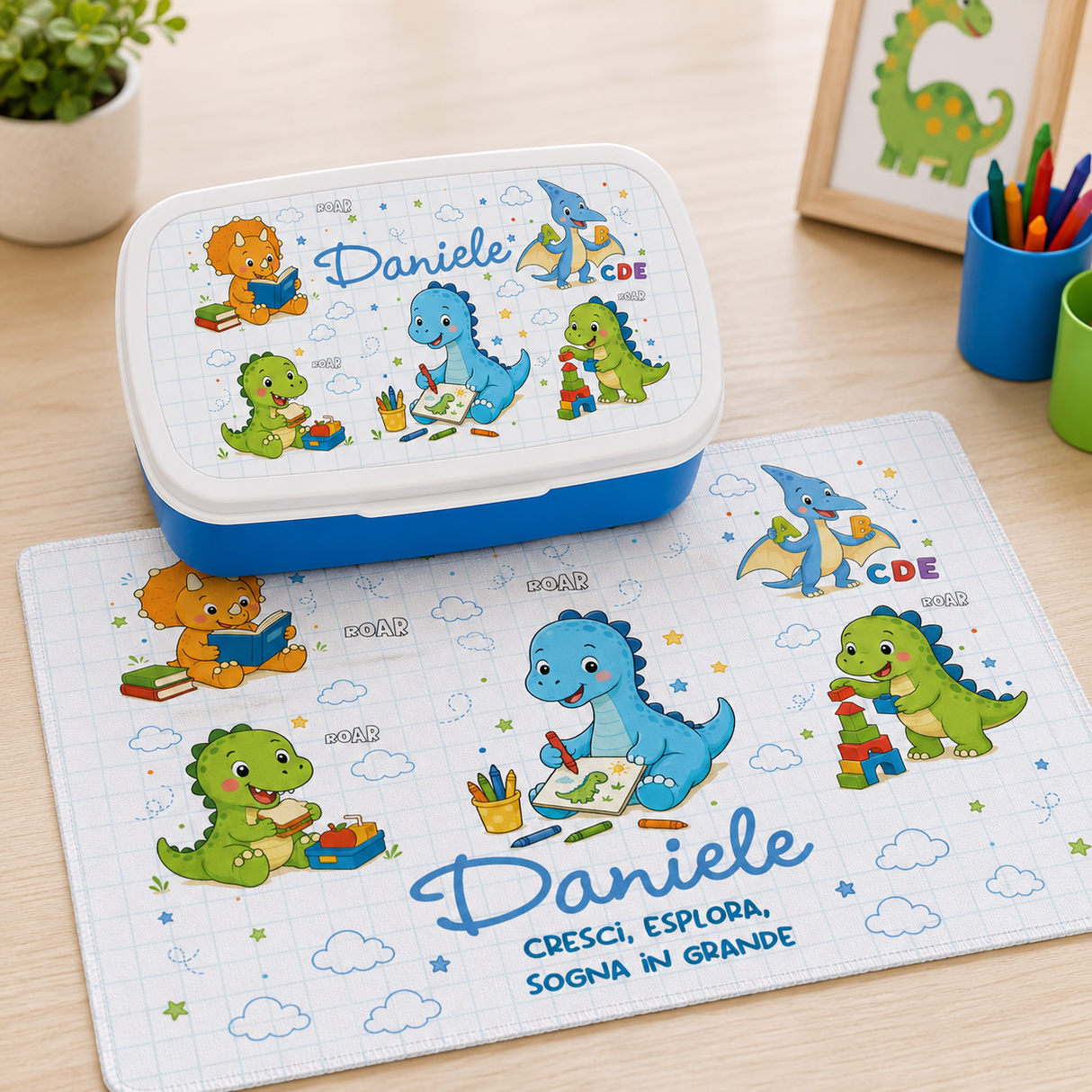 Tovaglietta rettangolare azzurra con dinosauri e nome Daniele, motivo nuvole e stelle