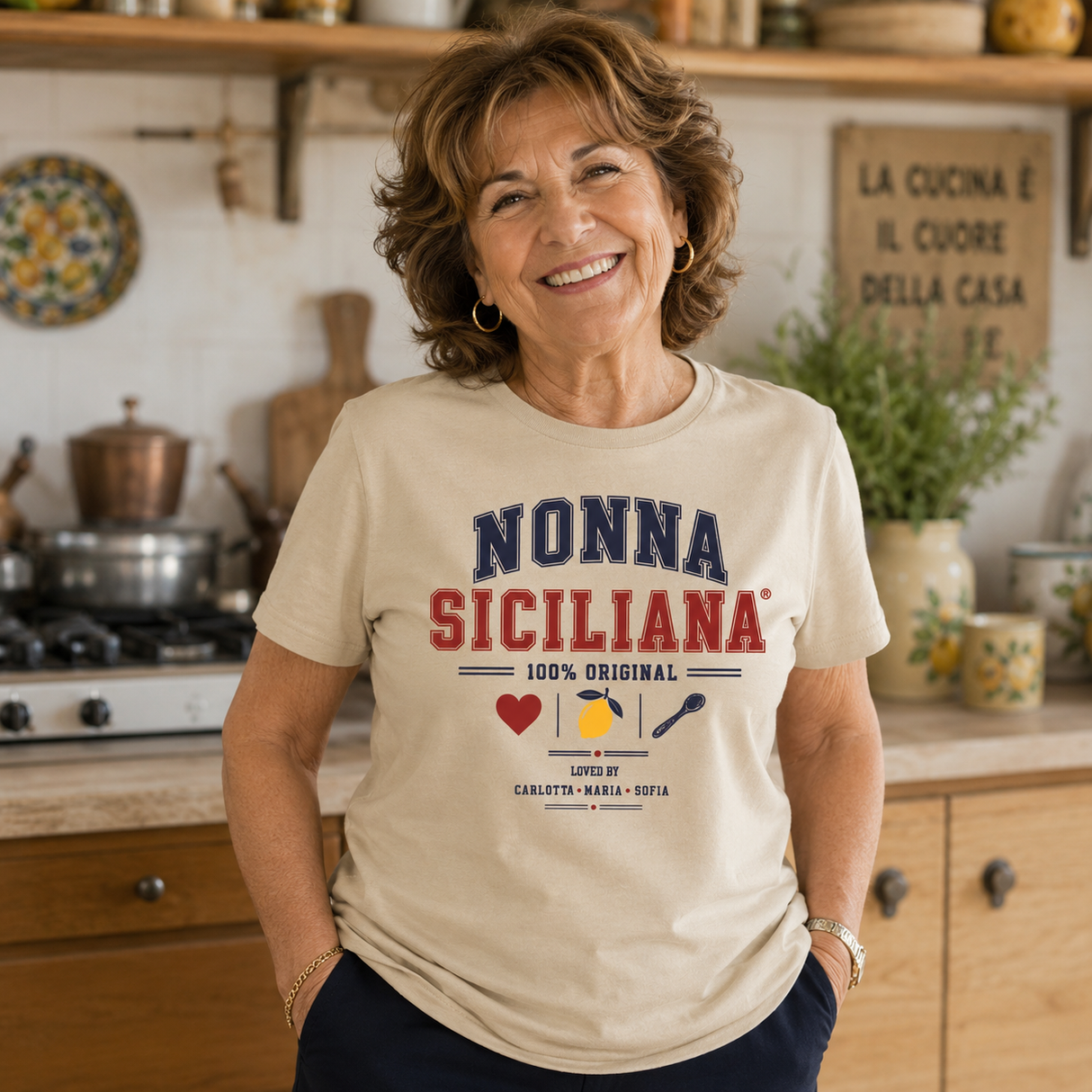 T-shirt beige NONNA SICILIANA indossata, stampa colorata al centro sul davanti