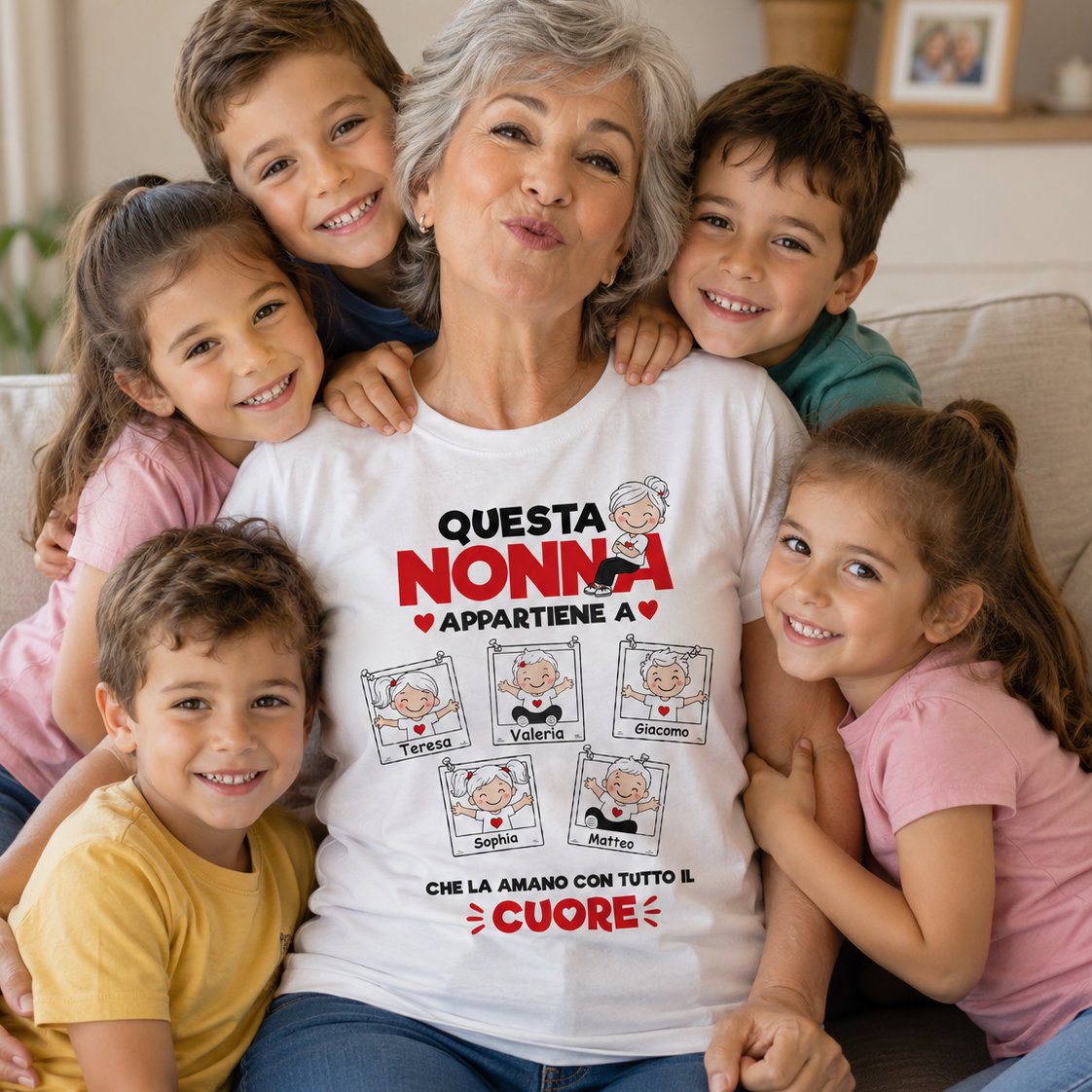 Maglietta bianca con stampa “Questa Nonna” e cuori, indossata da donna