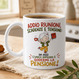 Tazza bianca con manico, piena di caffè, stampa “Addio riunioni, scadenze…”