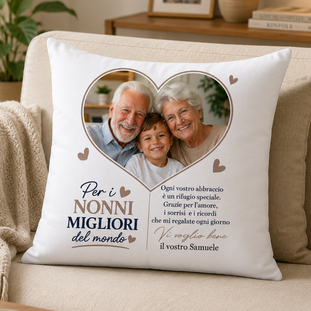 Cuscino bianco con foto in cuore, dedica per i nonni migliori del mondo e abbraccio