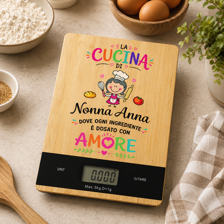 Bilancia da cucina in legno con display digitale, tasti UNIT/TARE e scritta 'Amore'.