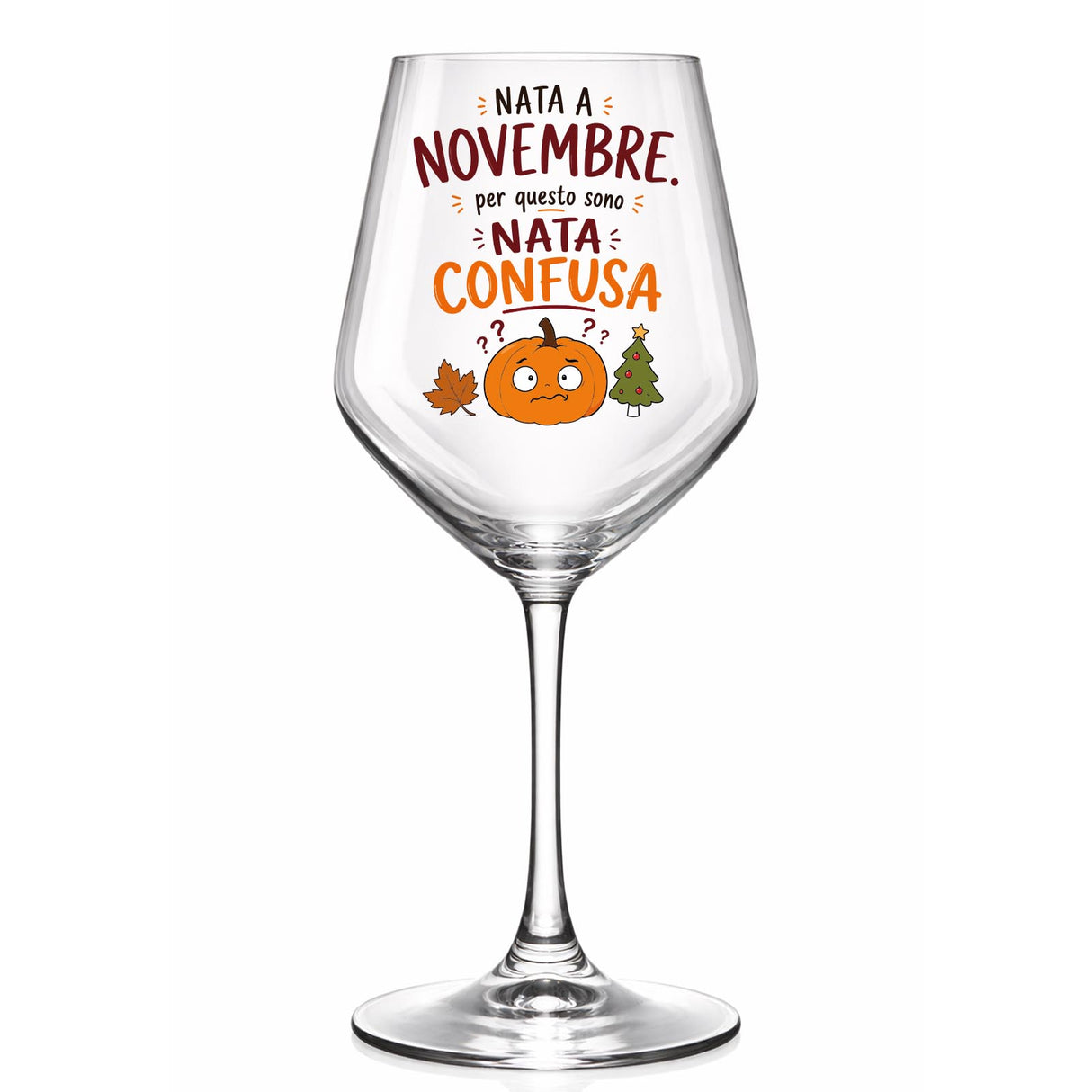 Calice da vino in vetro trasparente con grafica “Nato Confuso” e foglie e alberi.