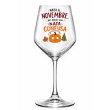 Calice da vino in vetro trasparente con grafica “Nato Confuso” e foglie e alberi.