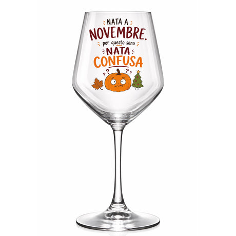 Calice da vino in vetro trasparente con grafica “Nato Confuso” e foglie e alberi.