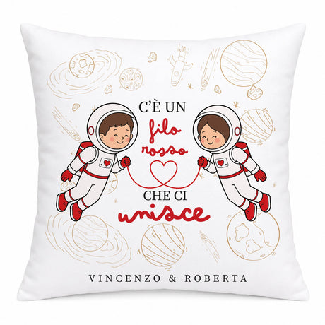 Cuscino bianco con due astronauti, scritta “C’è un filo rosso” e cuore rosso