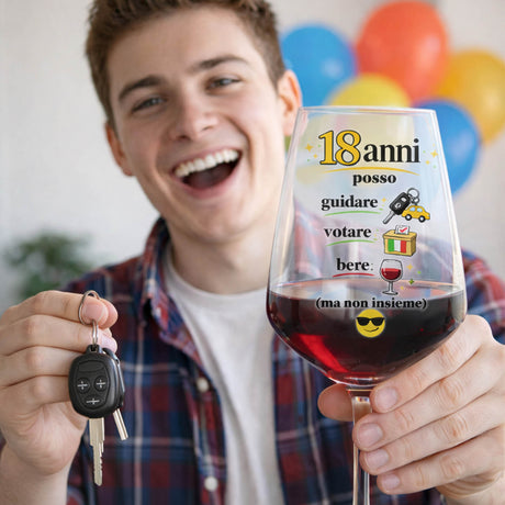 Calice da vino “18 anni” con frasi divertenti, pieno di vino rosso.
