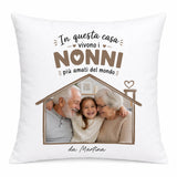 Cuscino personalizzato bianco con scritta «NONNI» e foto in casetta; firma da Martina