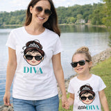 Set magliette bianche con stampa di donna con occhiali e testi DIVA/Little DIVA.