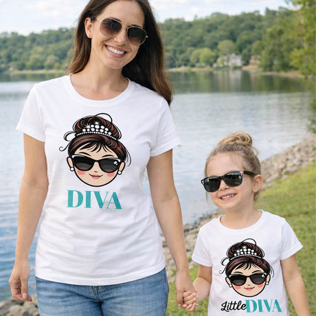 Set magliette bianche con stampa di donna con occhiali e testi DIVA/Little DIVA.