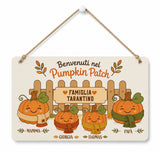 Targa in plexiglass autunnale con zucche e scritta “Benvenuti nel Pumpkin Patch”.