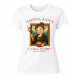 T-shirt bianca con stampa “Nonna Anna” e “Capolavoro”, girocollo manica corta.