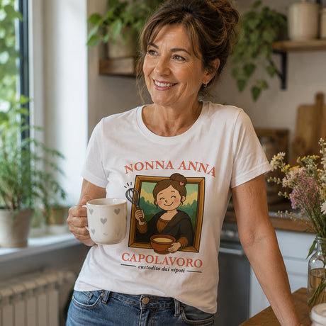 T-shirt bianca con stampa “Nonna Anna”, indossata con jeans, modello con tazza.