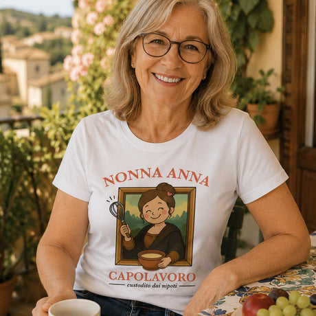 T-shirt bianca con stampa “Nonna Anna” e “Capolavoro”, indossata con occhiali.