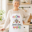Grembiule da cucina bianco con stampa “Nonna Anna” indossato