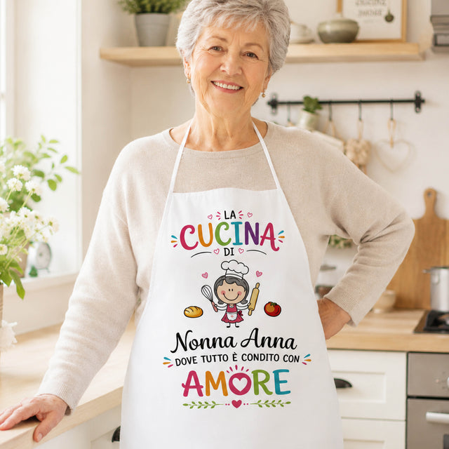 Grembiule da cucina bianco con stampa “Nonna Anna” indossato