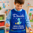 Grembiule da pittura blu con nome Daniele, indossato da bimbo con pennarelli