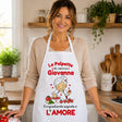 Grembiule personalizzato bianco con stampa rossa e scritta “L’AMORE”, indossato