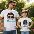Coppia di magliette bianche con personaggi cartoon, occhiali neri, indossate da padre e figlia