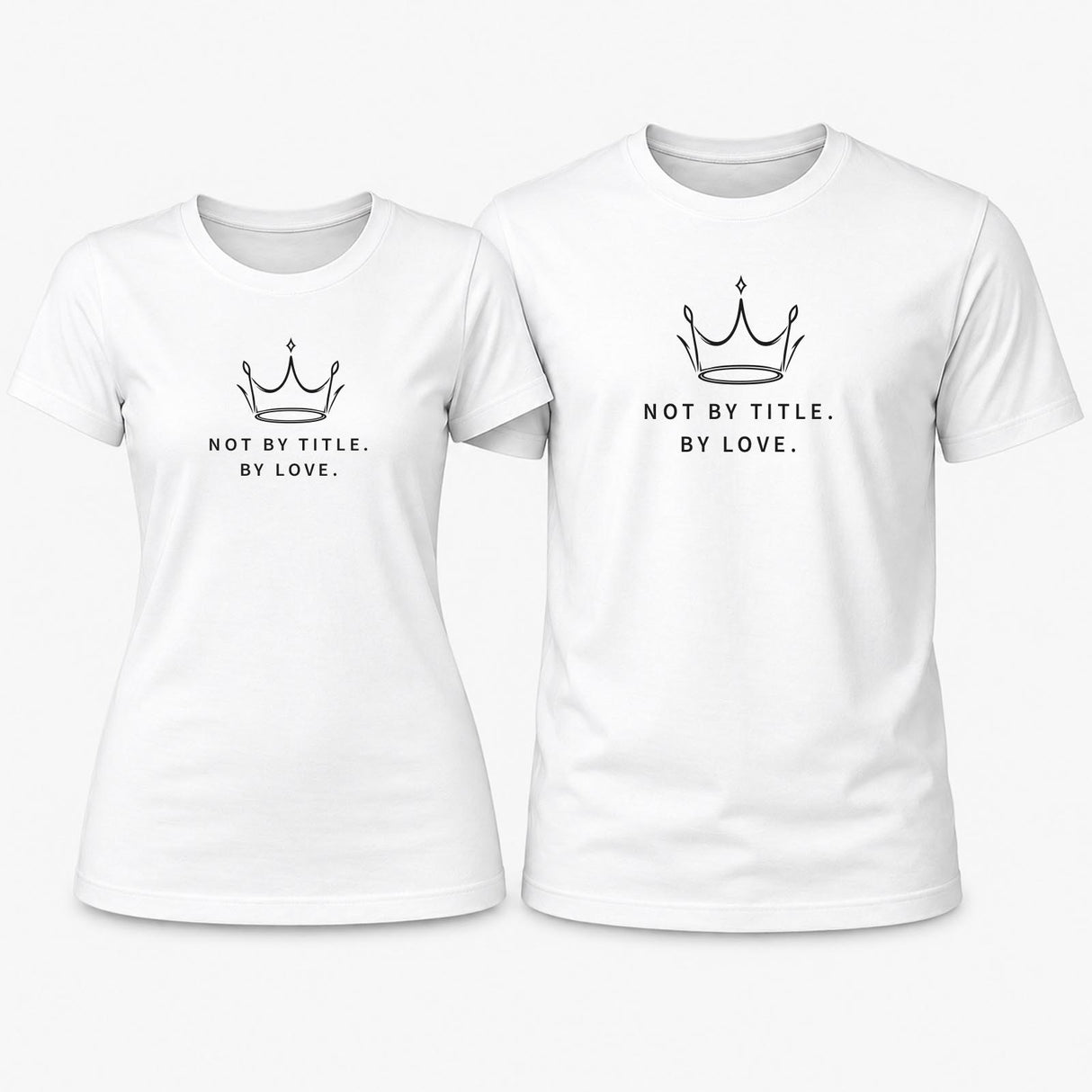 Set di t-shirt bianche con stampa corone e testo 'NOT BY TITLE. BY LOVE.'