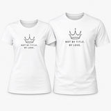 Set di t-shirt bianche con stampa corone e testo 'NOT BY TITLE. BY LOVE.'