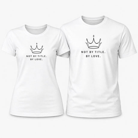 Set di t-shirt bianche con stampa corone e testo 'NOT BY TITLE. BY LOVE.'