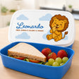 Scatola pranzo personalizzata blu aperta con panino e frutta nel contenitore