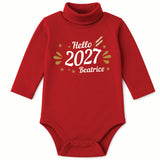 Body neonato rosso a maniche lunghe con collo alto e scritta Hello 2027 Beatrice