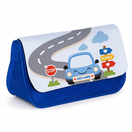 Astuccio blu con auto e strada, nome Giovanni stampato sulla patta