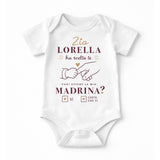 Body neonato bianco con grafica e scritta “Vuoi essere la mia madrina?”