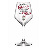 Calice da vino in vetro con “NATO A MAGGIO” e “IO FIORISCO COL VINO”, fiore in basso.