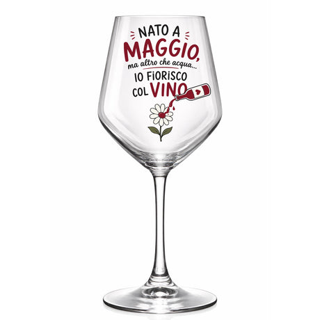 Calice da vino in vetro con “NATO A MAGGIO” e “IO FIORISCO COL VINO”, fiore in basso.