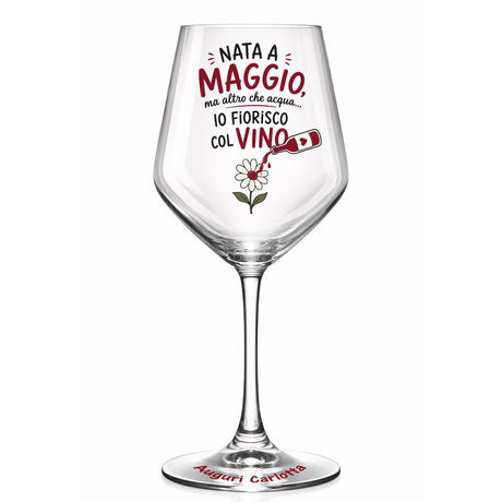 Calice da vino in vetro con “NATO A MAGGIO” e “Auguri Carlotta” alla base, stampa colorata.