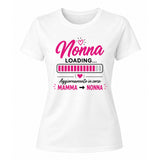 T-shirt bianca girocollo con stampa “Nonna Loading...” e cuori rosa