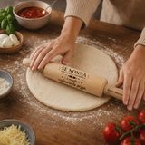Mattarello di legno personalizzato con scritta "Se nonna non riesce a stenderla"